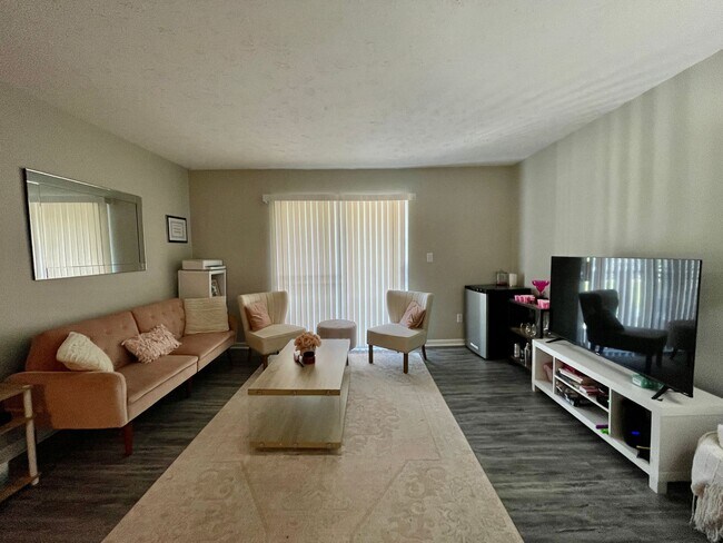 Building Photo - 2 Bedroom Condo Off Alumni!