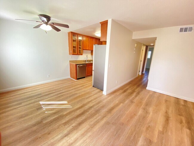 Building Photo - *Special* Charming 2 bedroom 2 bathroom Condo in Oceanside!