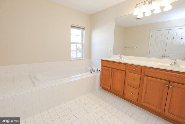 Building Photo - 23305 Hyacinth Ln