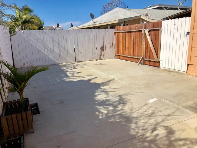 Building Photo - Quaint and Charming Front House in a Duple...