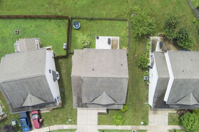 Building Photo - Welcome home to this well-maintained 4-bedroom, 2.5-bath home that offers space to grow!