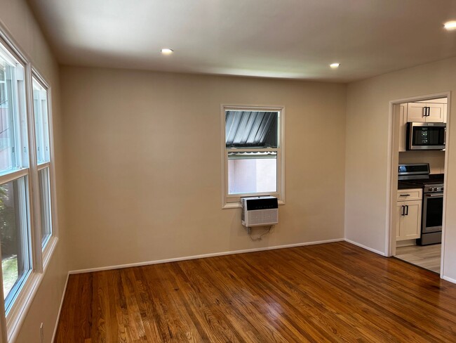 Building Photo - 2 Bedroom 1 Bath Completely Remodeled Apar...