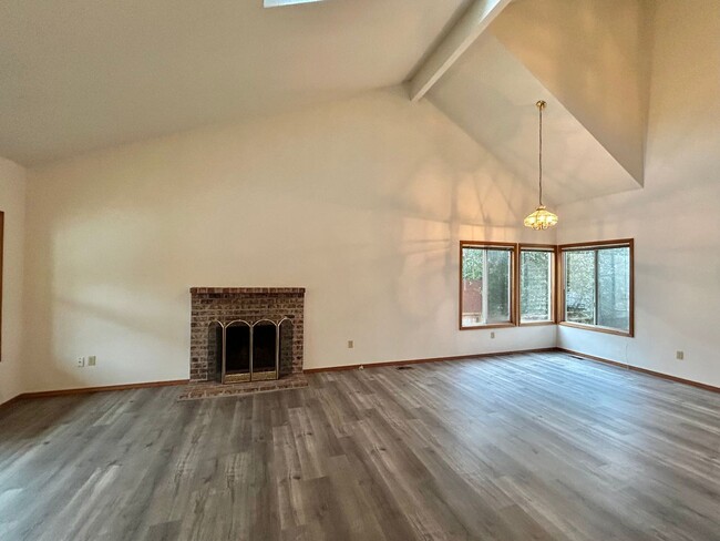 Building Photo - Ample 3 Bed, 2.5 Bath Charmer!