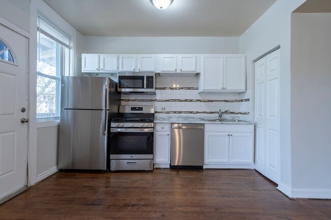 Building Photo - Sunny Spacious 3 Bedroom 1 Bathroom