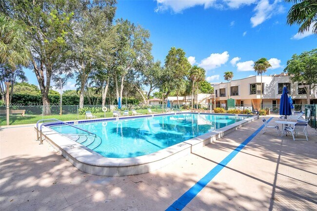 Building Photo - 1000 St Charles Pl