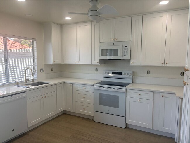 Building Photo - 3 BR Condo in Carlsbad! Close to Walking T...