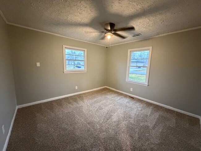 Building Photo - 3 Bedroom 2 Bath house with additional passthrough bedroom/ office