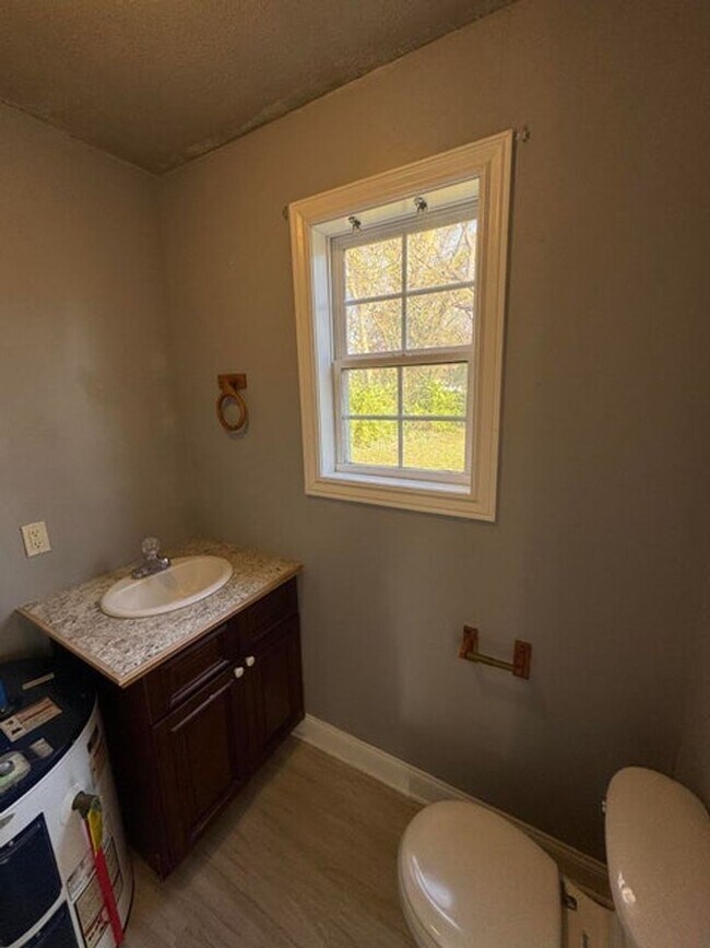 Building Photo - Clean duplex on the North side of Springfield. Remodeled