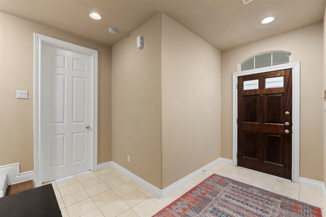 Building Photo - 9125 Harbor Hills Dr