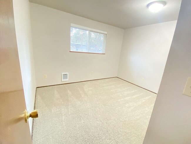 Building Photo - 3 bedroom 2 Bath home - Knoll Heights - Gr...