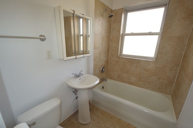 Building Photo - 4402 N Rockwell St