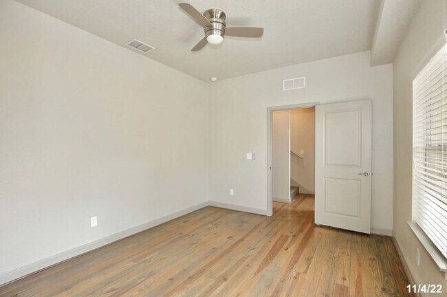 Building Photo - Beautiful 4/4.5 Home with 2 Car Garage in the Heart of Mills-Orlando!