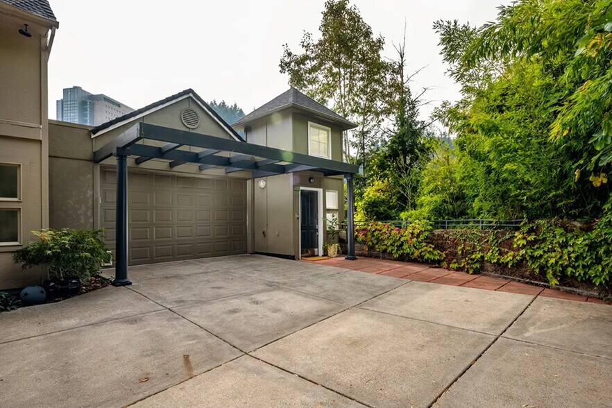 Building Photo - 852 SW Broadway Dr