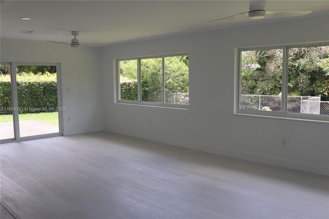 Building Photo - 6955 SW 66th Ave