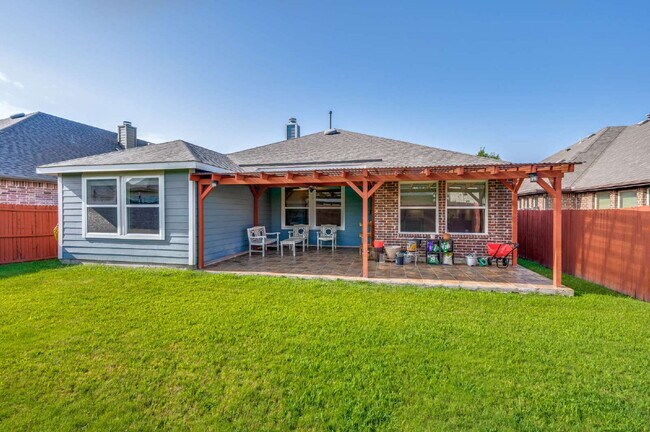 Building Photo - Beautiful Open-Concept Home with Large Backyard