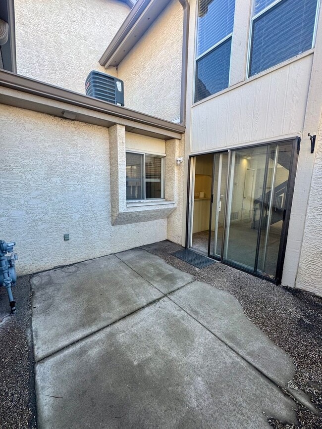 Building Photo - 2 Bedroom Townhome with Pool and Fitness Center/Centrally Located!!