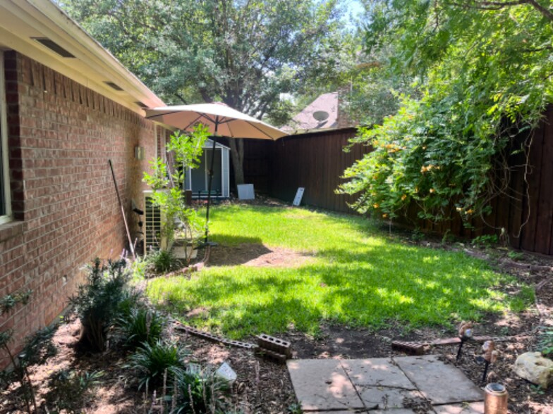 Building Photo - 3801 Rochester Dr