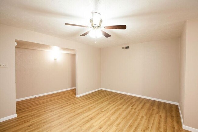 Building Photo - 921 Mossvine Dr