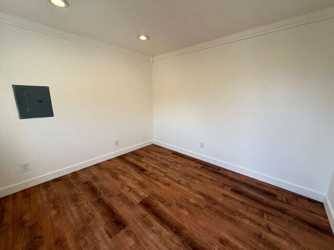 Building Photo - Two Bed 1 Bath House with Fenced Backyard!