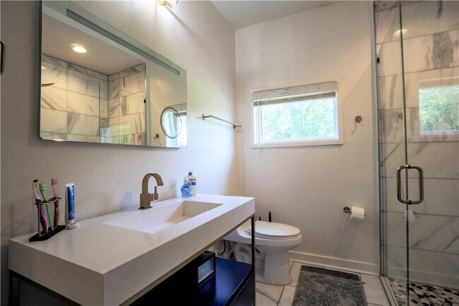 Building Photo - 811 King Rd