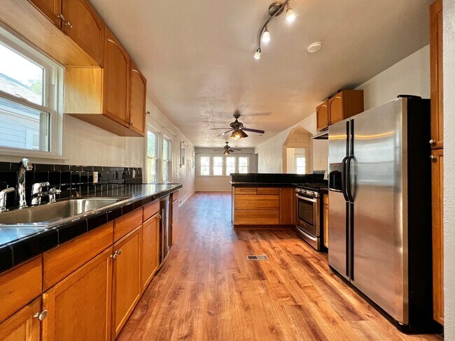 Building Photo - 8th2122 (CW-NB)