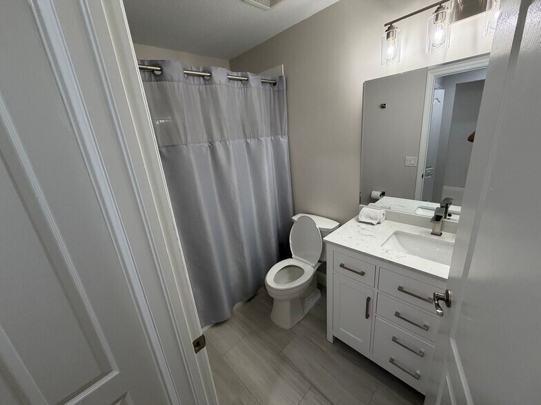 Building Photo - 8550 Kingbird Loop