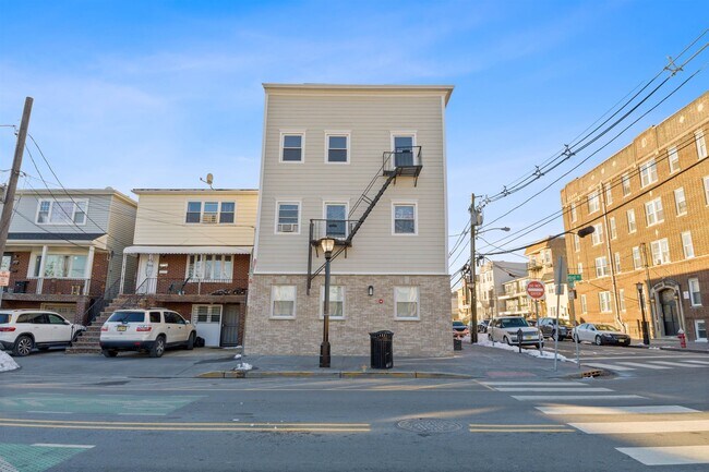 Building Photo - 5 Poplar St