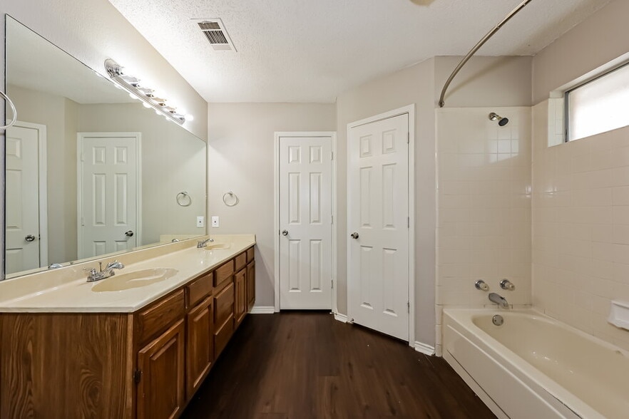 Building Photo - 6312 S Chesterfield Dr
