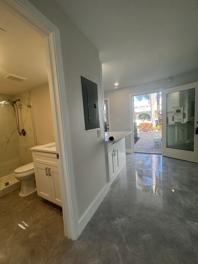 Building Photo - 637 12th Ave S