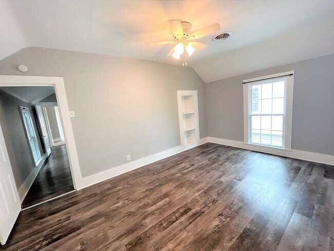 Building Photo - 677 Oak St