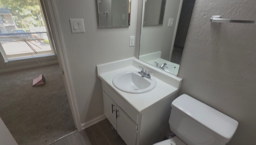 Building Photo - Room in Apartment on Winterbrook Ct