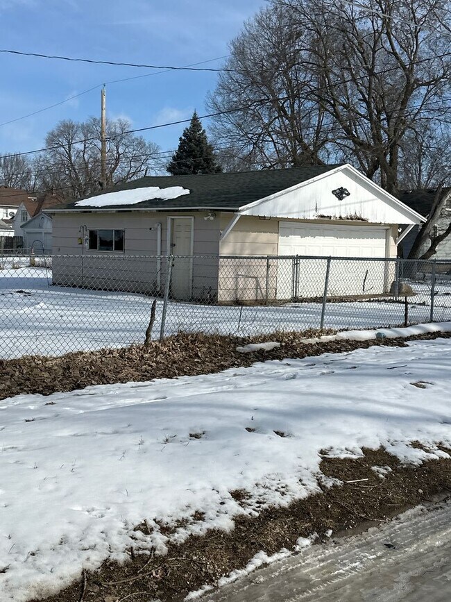 Building Photo - 1000 Columbia St