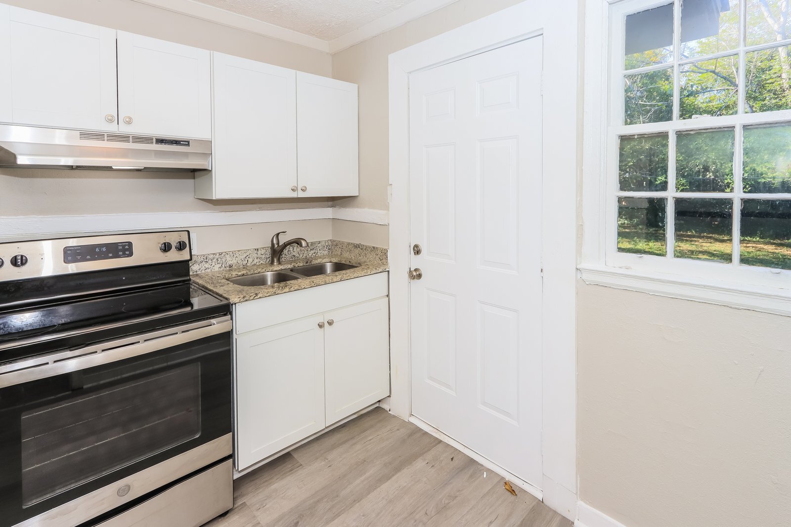 Building Photo - 211 Meadowdale Dr