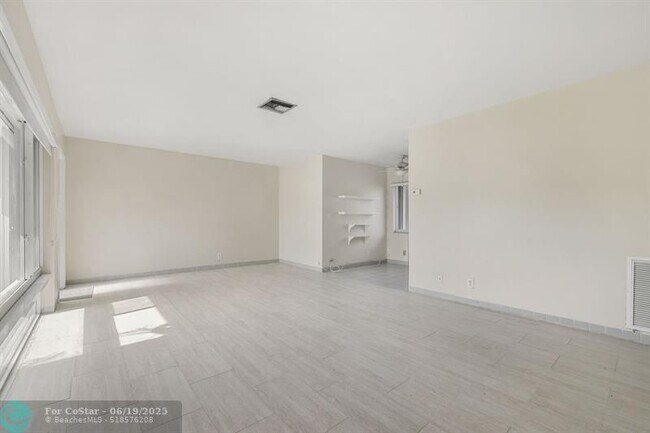 Building Photo - 2851 NE 30th St