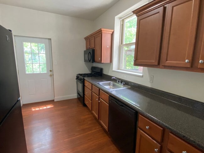 Building Photo - 2BR Townhouse with Fully Equipped Kitchen & W/D Included! Great Location! Call Now!