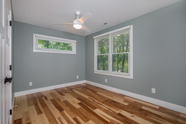 Building Photo - Beautiful Home - Excellent Kenilworth Location!