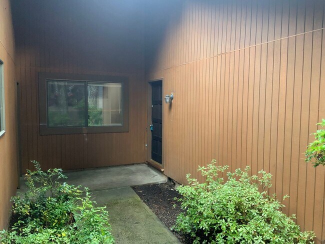 Building Photo - 422 Brookside Dr