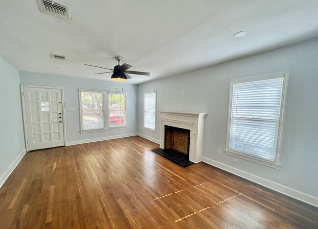 Building Photo - AMAZING 2 Bedroom / 1 Bath Home!