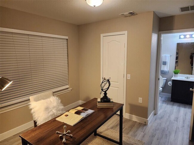 Building Photo - 11316 Drumellan St