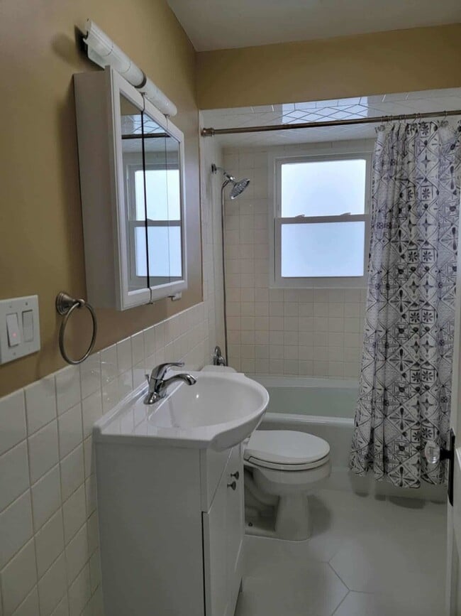 Building Photo - 4014 N Octavia Ave