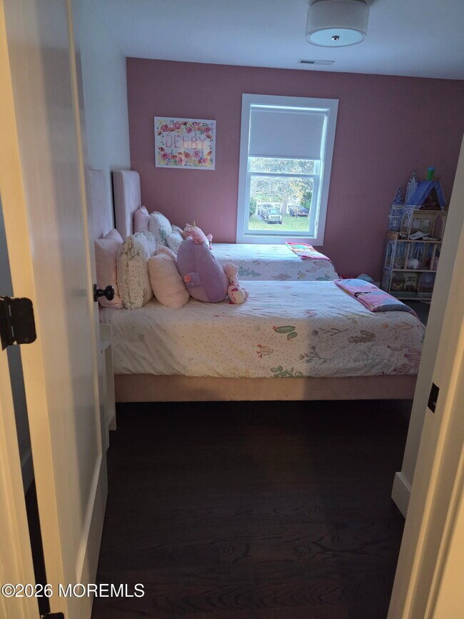 Building Photo - 475 Monmouth Pl