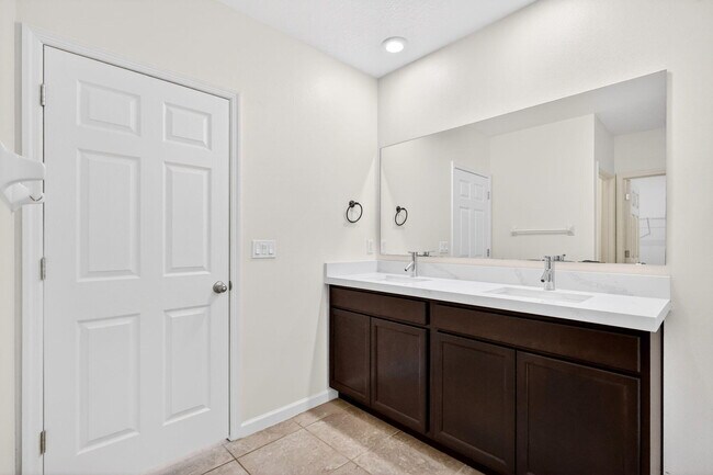 Building Photo - 393 SW Tarra Ave