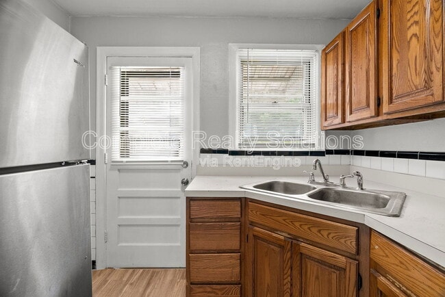 Building Photo - 7129 Greenhaven Dr