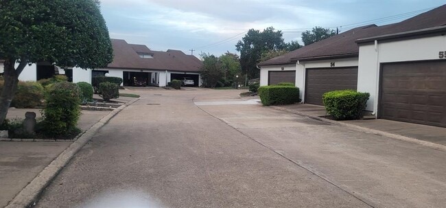 Building Photo - 7655 S Braeswood Blvd