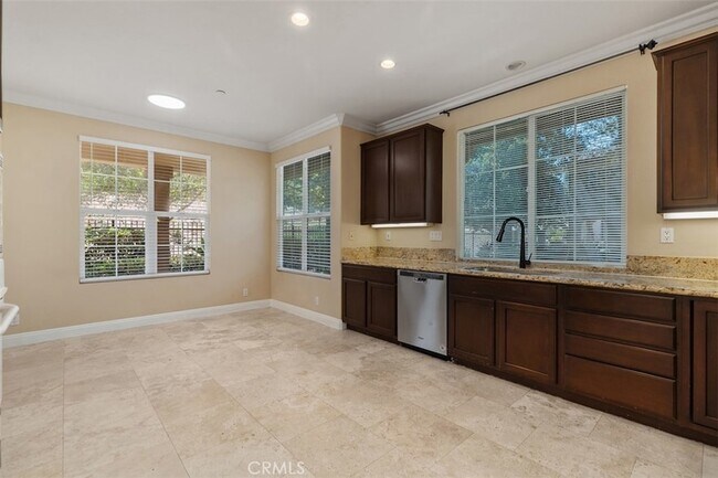Building Photo - 34 Paperwhite