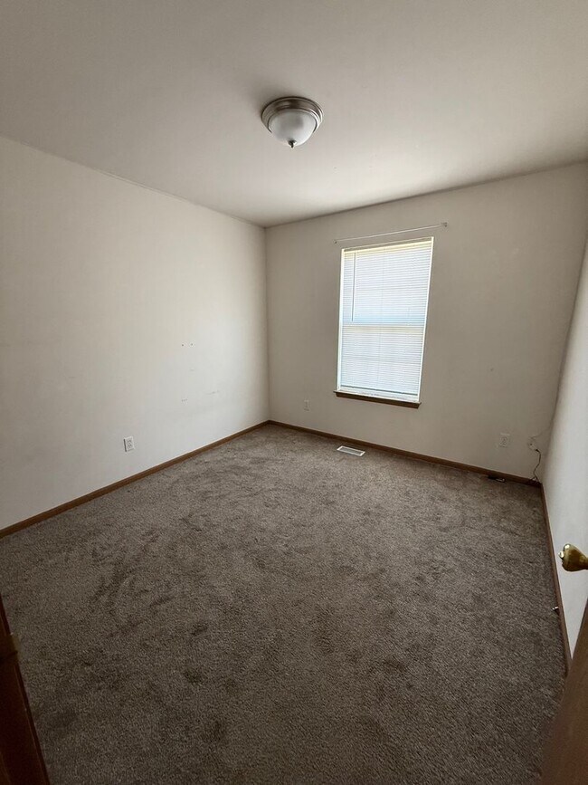 Building Photo - 3056 Valley Oaks Dr