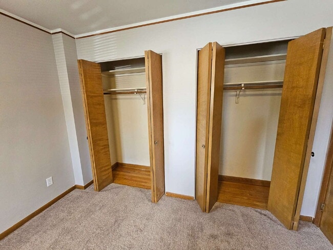 Building Photo - 2 Bedroom, 2 Bath Duplex, Huge Basement with 2-Car Garage – St. Clair Shores