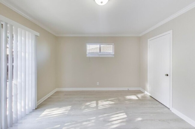 Building Photo - 2 Bed 1 Bath in San Carlos!