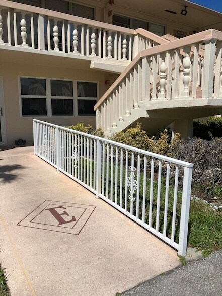 Building Photo - 97 Ventnor E
