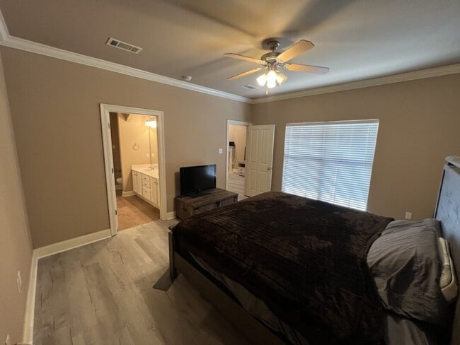 Building Photo - Newly updated! 3 bd, 2 bath condo in Zacha...